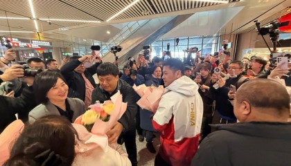 九游体育下载-速滑冠军宁忠岩载誉返乡，家乡民众热情接机|速度滑冰|冬奥会|米兰冬奥会|AC米兰|黑龙江_新浪体育_新浪新闻