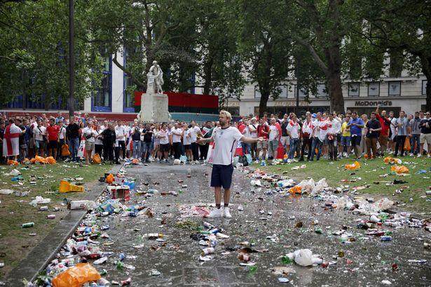 1626102170915023144.jpg 0_leicestersquarerubbish2.jpg